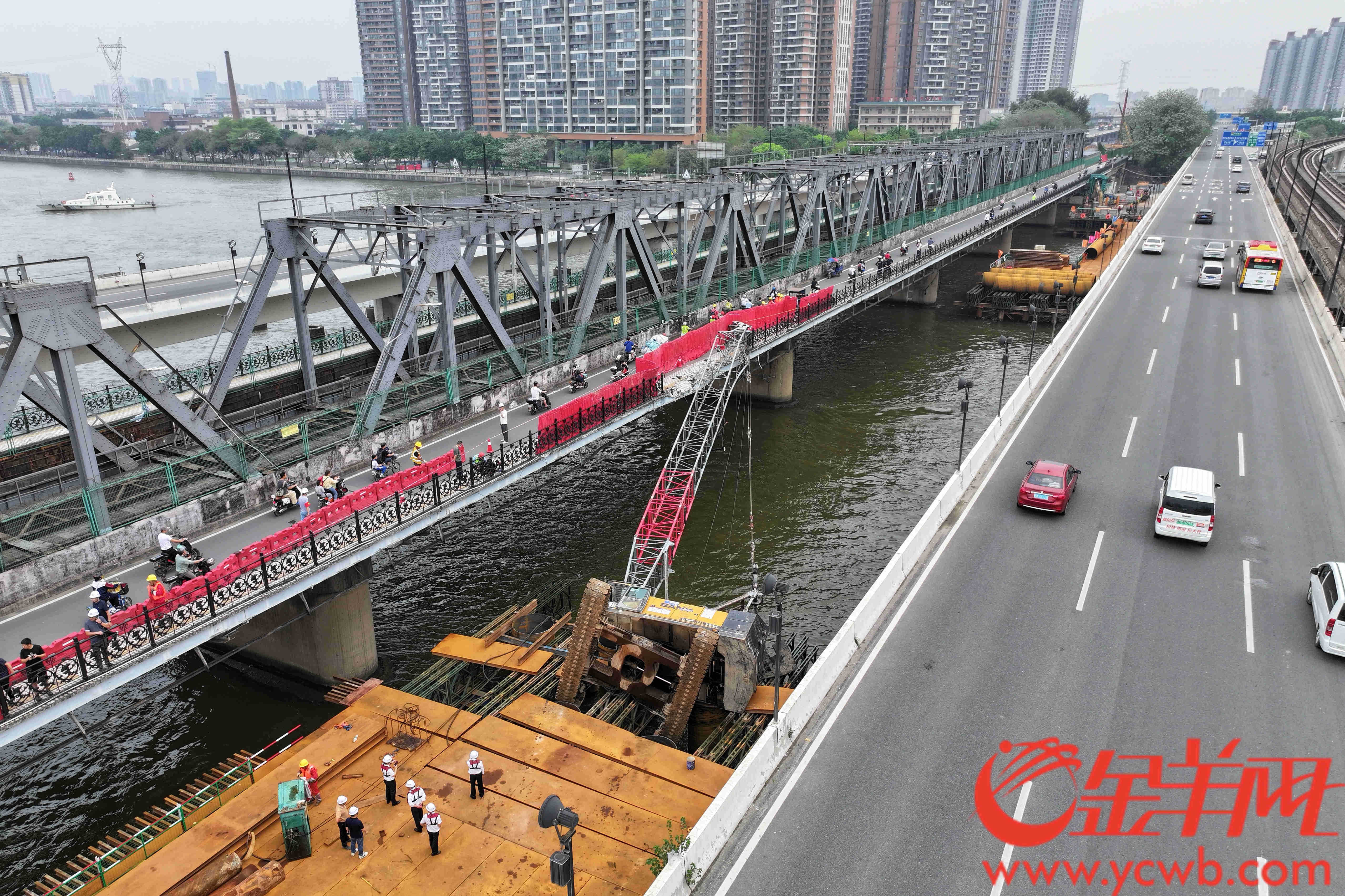 Bwin必赢广州珠江大桥吊机颠覆致局部桥体毁伤施工方称“司机操作不妥导致”(图2)