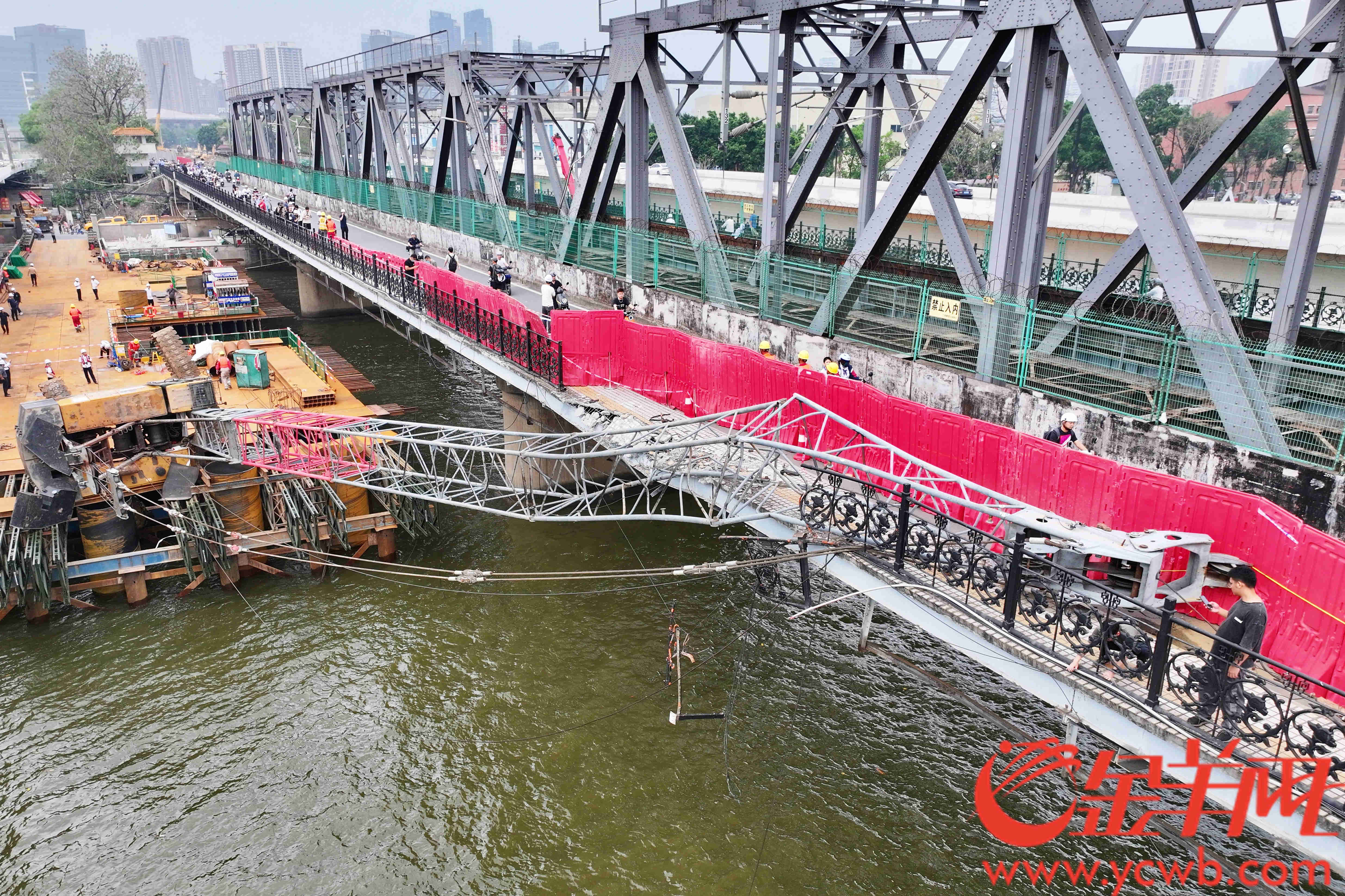 Bwin必赢广州珠江大桥吊机颠覆致局部桥体毁伤施工方称“司机操作不妥导致”(图1)